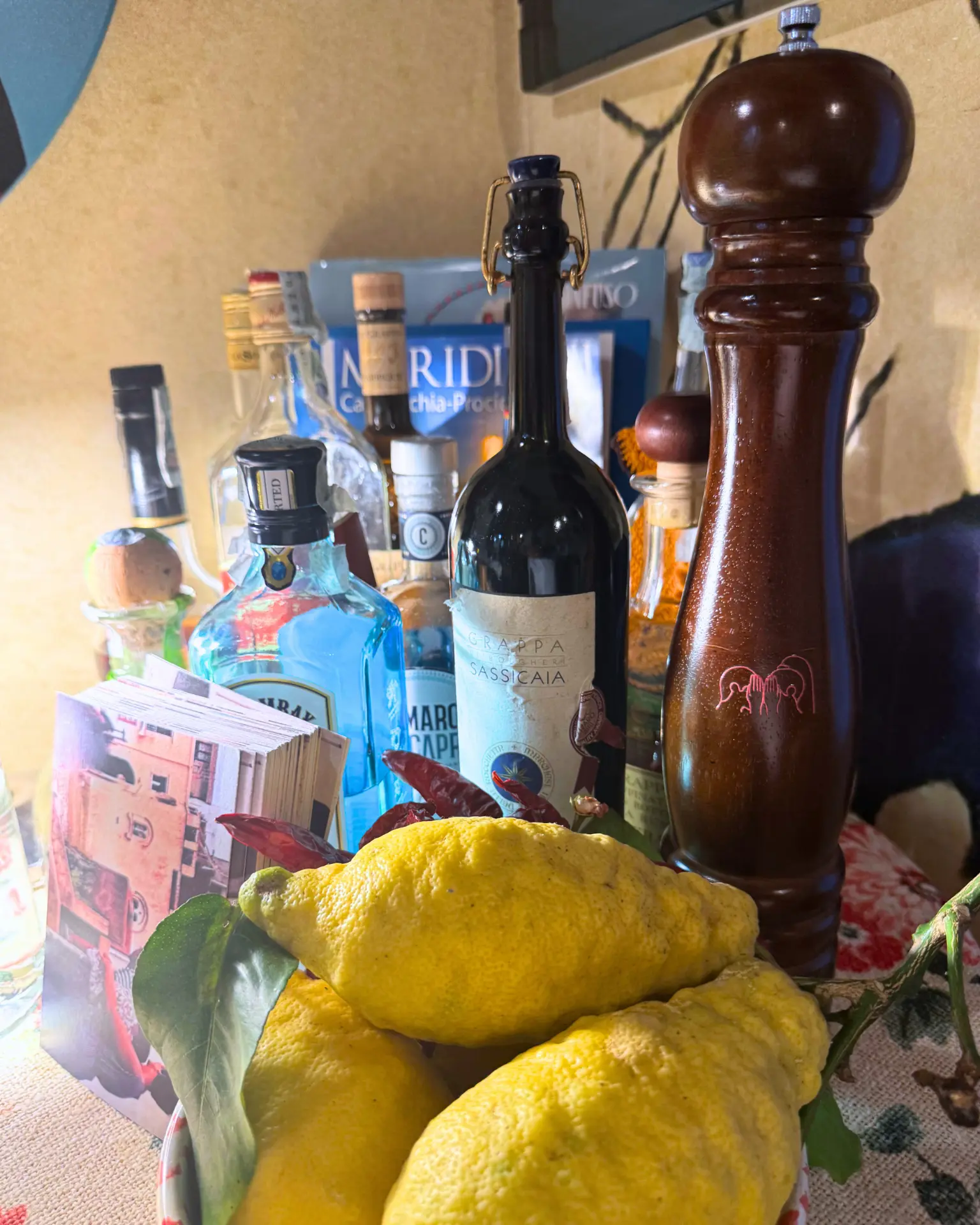 Dettagli della sala e della cucina del Ristorante Piccolino