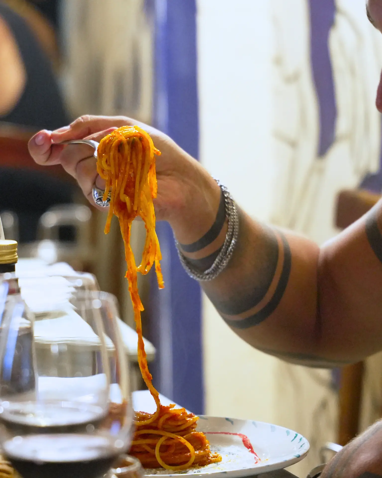 Dettagli della sala e della cucina del Ristorante Piccolino