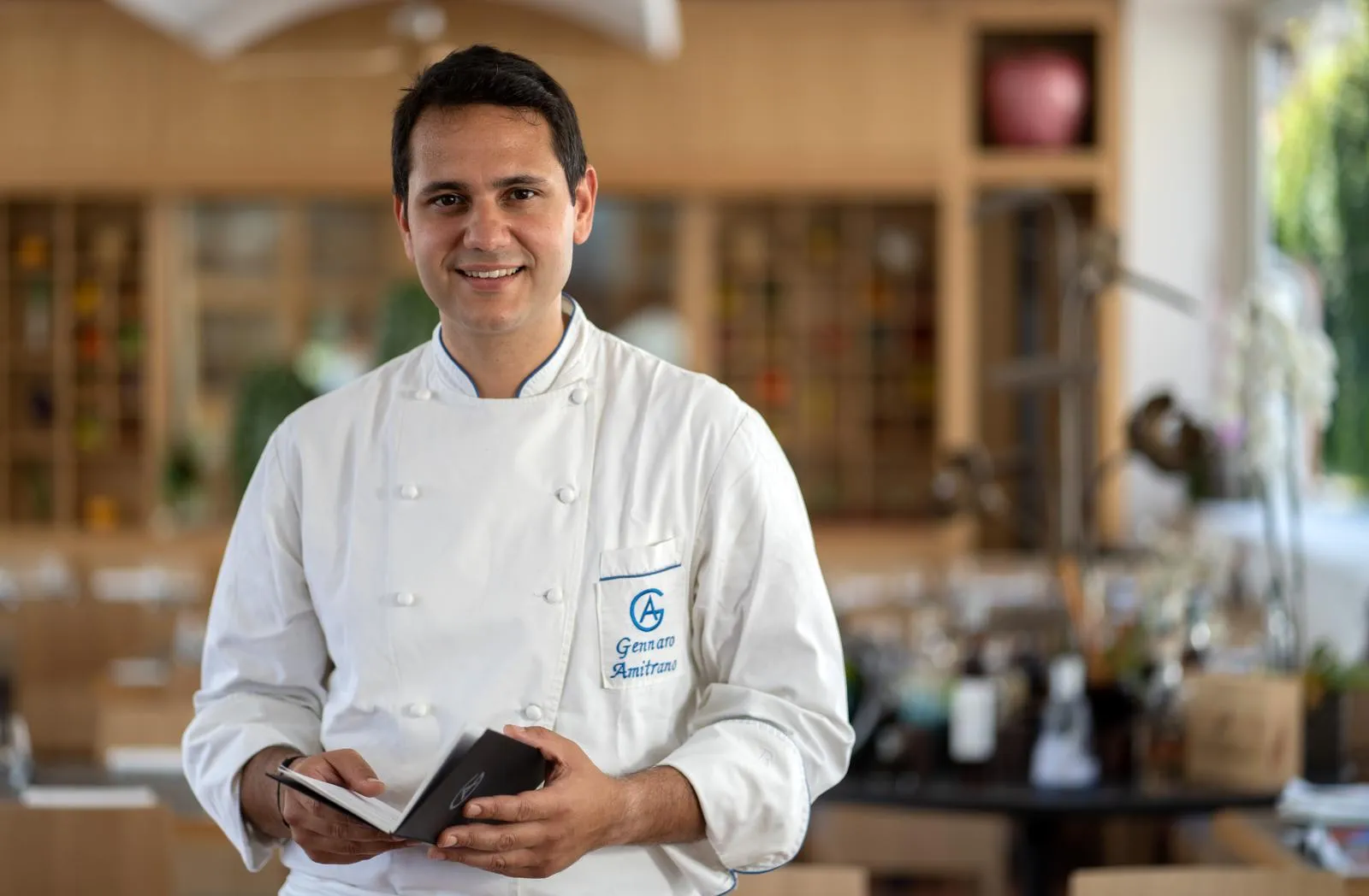 Ritratto dello Chef Gennaro Amitrano con il taccuino delle ricette al Ristorante Piccolino