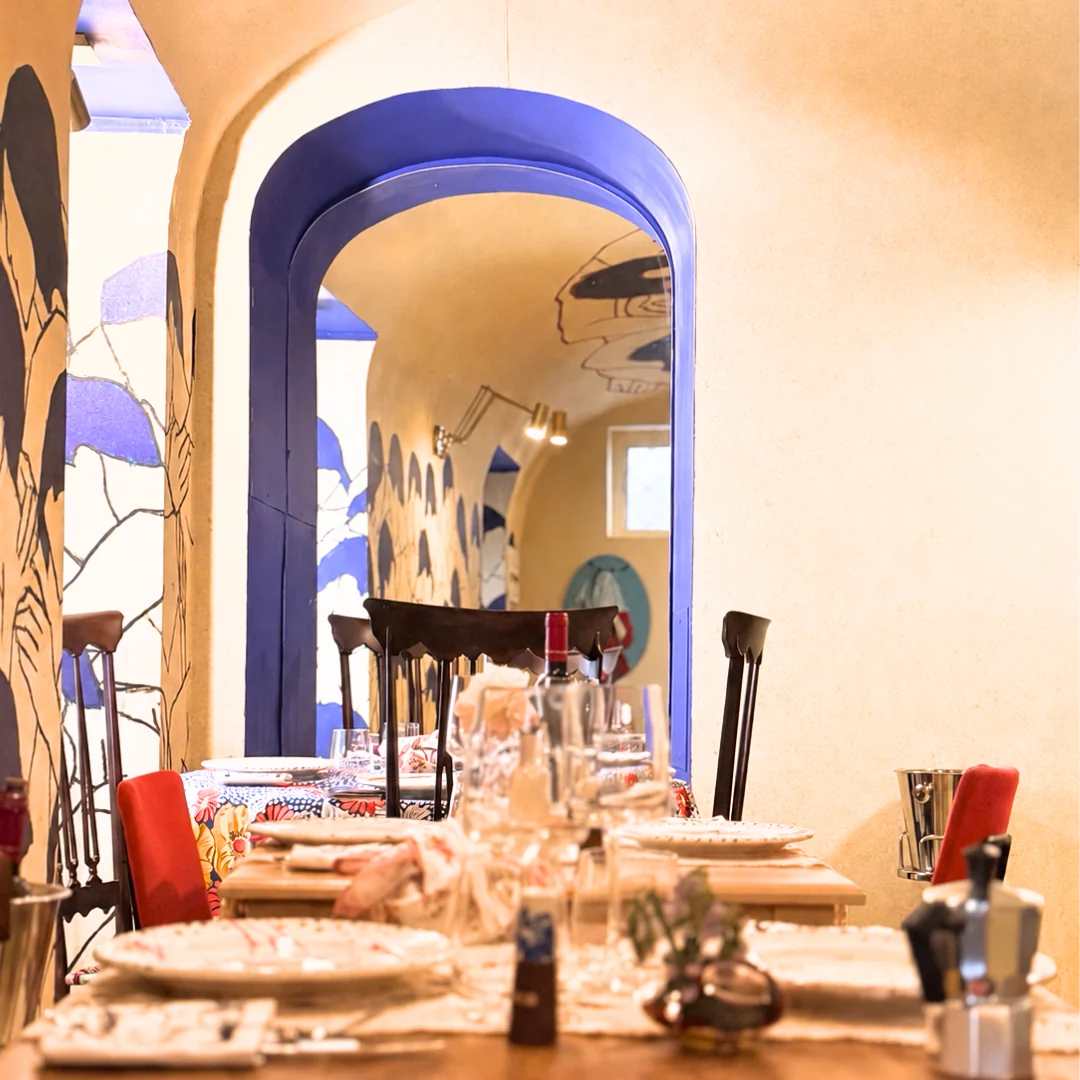 Angolo della sala del Ristorante Piccolino con pareti dipinte